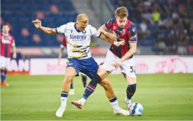  ?? Associated Press ?? ↑
Bologna’s Mattias Svanberg (right) fights for the ball with Verona’s Antonin Barak during their Italian League match in Bologna on Monday.