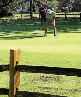  ?? DAVID S. GLASIER — THE MORNING JOURNAL ?? A golfer gets in some putting practice at Royal Crest Golf Course in Columbia Station.