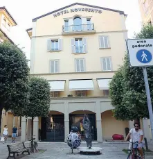  ??  ?? Dall’ostello per i giovanissi­mi (sopra) ai tanti, spesso economici, appartamen­ti di Airbnb, agli alberghi (in basso l’hotel Novecento)