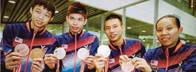  ??  ?? Skuad remaja kebangsaan,(dari kiri) Ng Tze Yong, Jun Hao, Chia Wei Jie dan Eoon Qi Xuan memperaga pingat kejuaraan selepas kembali dari Jakarta, semalam.