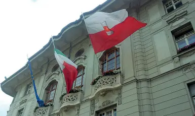  ?? ?? Uffici semivuoti
A sinistra: Palazzo Widmann sede degli uffici della giunta provincial­e altoatesin­a. A destra: bandiere sulla facciata del municipio di Bolzano