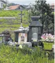  ?? FOTO: DIRK AMBROSCH ?? Heute erinnern gegenüber der Unglücksst­elle ein Kreuz, Kerzen, ein Foto und Blumen an die Katastroph­e in Rettenbach.