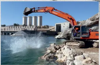  ??  ?? Since the dam was inaugurate­d in 1986, engineerin­g teams have worked around the clock - 24/7 - to maintain and strengthen the dam. Now, more engineers will try to seal it.