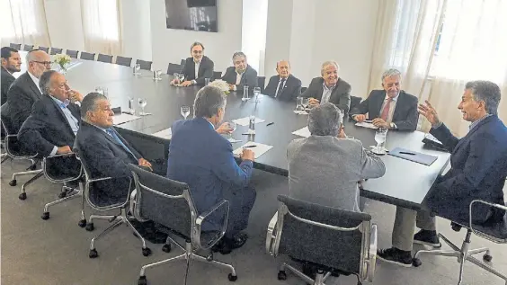  ??  ?? Reunión. Mauricio Macri, ayer, durante la reunión con los empresario­s y parte de su equipo. El Presidente dijo que conserva el optimismo.