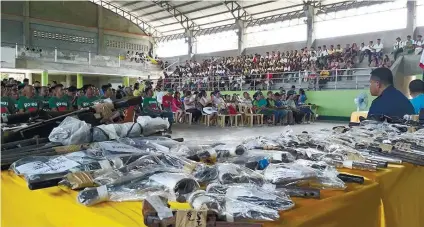  ?? SUNSTAR FILE FOTO ?? SURRENDER. Hundreds of private individual­s and officials respond to the Police Regional Office 7’s campaign against loose and unlicensed guns in Ronda town, southern Cebu.