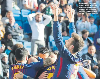  ?? FOTO: PEP MORATA ?? Piqué celebra el 0-3 señalando a la zona de los culés en el Santiago Bernabéu mientras sus compañeros rodean a Aleix Vidal, autor del gol