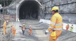  ??  ?? Le chantier encours du tunnel de Tende nécessite, pour des raisons de mise aux normes, des périodes de fermetures qui s’étaleront sur cinq semaines. (Photo J.-F. O)