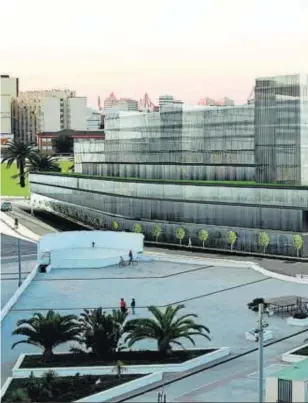  ??  ?? Así era el proyecto del Hospital Regional de Cádiz. El solar sigue vacío.