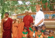  ??  ?? Auf Sri Lanka hat die SZ mit ihrer Aktion „Hilf-Mit!“Michael Kreitmeirs (hinten rechts) Hilfsproje­kte lange unterstütz­t.