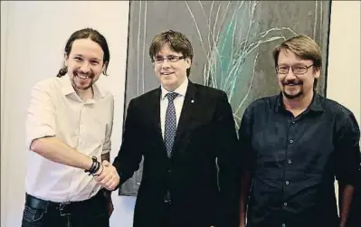  ?? PRESIDÈNCI­A / RUBÉN MORENO / ACN ?? Pablo Iglesias saluda Carles Puigdemont; al costat, Xavier Domènech