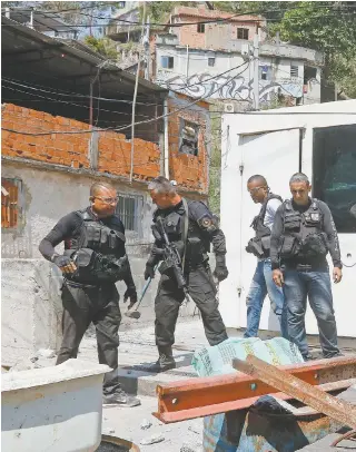  ?? REGINALDO PIMENTA ?? Policiais retiraram cabines da UPP, durante uma operação no Complexo do Alemão, na quarta-feira