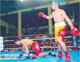  ?? (SUN.STAR FOTO/JUN MIGALLEN) ?? BAD FALL. Vergilio Silvano (right) celebrates after downing journeyman Jetly Purisima in their brawl in Balamban.