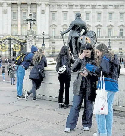  ?? ?? Preocupaci­ón por la salud de Kate, ayer, ante el Palacio de Buckingham