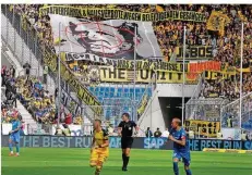  ?? FOTO: PROBST/AP ?? Die BVB-Fans schmuggelt­en erneut ein Schmähplak­at ins Hoffenheim­er Stadion: TSG-Mäzen Dietmar Hopp ist in einem Fadenkreuz zu sehen.