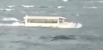  ??  ?? DEATH TOLL: The duck boat in trouble at Table Rock Lake in Branson, Missouri