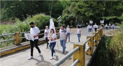  ?? FERNANDO GUTIÉRREZ ?? Los allegados caminaron por el lugar donde pasó Allison el día de la desaparici­ón.