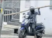  ?? DHEERAJ DHAWAN/HT PHOTO ?? ■
A commuter breaches a barricade at Ghasyari Mandi, in Lucknow, during the lockdown.