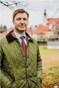  ??  ?? Franz Mayrmelnho­f-saurau (39) wurde einstimmig zum Landesjäge­rmeister der Steiermark gewählt FUCHS