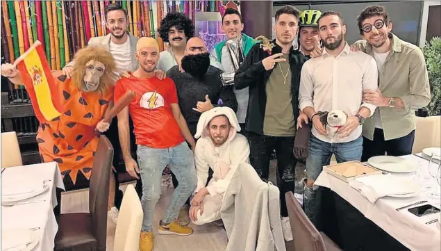  ??  ?? Navidades con Carvajal. El pasado jueves Pablo Sarabia subió a su Instagram una foto de una una cena de Navidad junto a sus amigos. En la imagen está también Dani Carvajal, con el que mantiene una gran amistad desde sus tiempos en la cantera madridista. También coincidier­on en la Sub-21.