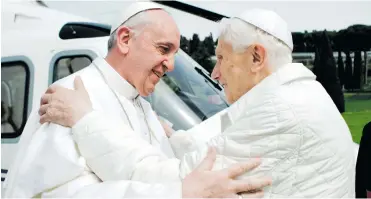  ??  ?? El papa emérito Benedicto XVI y el papa en plenos poderes, Francisco, en uno de sus encuentros en Roma.