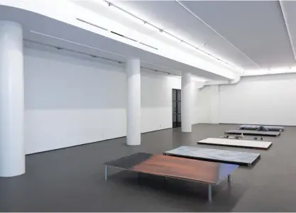 ?? FOTO: EVELIINA TUULONEN ?? Sparsmakat. I utställnin­gen Res använder sig Maija Luutonen bara av galleri Sinnes golvyta.