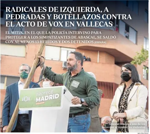  ?? BELÉN DÍAZ ?? Abascal muestra uno de los palos que arrojaron los violentos