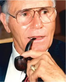  ?? | AP FILES ?? Richard “Racehorse” Haynes speaks at a bar associatio­n convention in 1998. Haynes, famed for his flamboyant but successful trial defenses in some of Texas’ most notorious murder cases, has died.