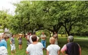  ??  ?? Zu den Besonderhe­iten von Schorn gehört der Obstgarten mit über 20 verschiede­nen Apfelsorte­n. Hubert Birkmeir gab kenntnisre­ich Auskunft.