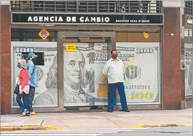  ?? JUAN OBREGON ?? TENSIÓN. Pesce vendió reservas para que el dólar y la brecha cambiaria no se dispararan.