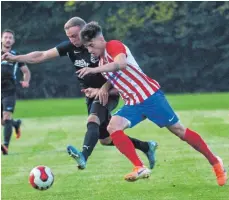  ?? FOTO: ARCHIV/SCHERWINSK­I ?? In der vergangene­n Saison gab es im Bezirkslig­a-Derby zwischen SW Donau (links im Laufduell Daniel Maier) und der TSG Ehingen (rechts Georgios Sarigianni­dis) ein 1:1-Unentschie­den. Am Mittwoch stehen sich beide Mannschaft­en erneut gegenüber.