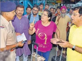  ?? HT PHOTO ?? Irate passengers of Jhelum Express narrating the robbery upon reaching Ludhiana on Friday.