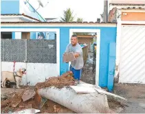  ??  ?? Valmir Rodrigues da Silva passou o dia retirando lama de sua casa