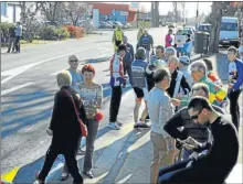  ??  ?? Sur la ligne course d’arrivée, coureurs et public commentent la