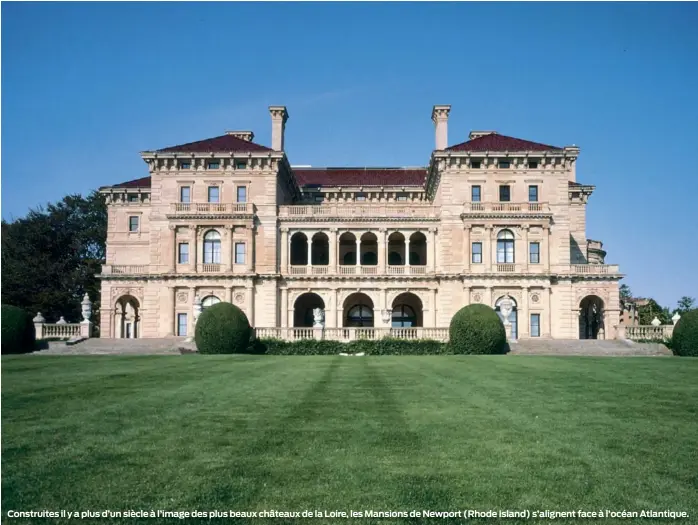  ??  ?? Construite­s il y a plus d’un siècle à l’image des plus beaux châteaux de la Loire, les Mansions de Newport (Rhode Island) s’alignent face à l’océan Atlantique.