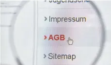  ?? FOTO: ANDREA WARNECKE/DPA ?? Zumindest die wichtigste­n Passagen der AGBs von Händlern oder Dienstleis­tern sollten Verbrauche­r überfliege­n.