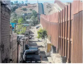  ?? EFE ?? LA LÍNEA. Así luce el muro fronterizo en Tijuana, Baja California, ciudad que da refugio a migrantes centroamer­icanos que ven una esperanza con el cambio de administra­ción en el país del Norte.