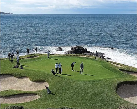  ?? VERN FISHER — STAFF PHOTOGRAPH­ER ?? Jordan Spieth, who shot a 2-over 74Saturday and faded into a tie for 18th place, putts on the seventh hole at scenic Pebble Beach Golf Links.