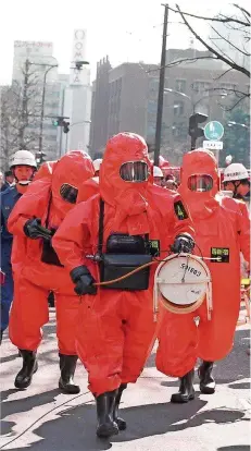  ?? FOTO: AFP ?? März 1995: Feuerwehrm­änner sind nach dem tödlichen Saringas-Anschlag auf dem Weg zur Tokioter U-Bahn.