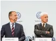  ?? Foto: Philipp von Ditfurth, dpa ?? Der Alte und der Neue? VW Markenvor stand Herbert Diess (links) und Konzern chef Matthias Müller bei einer Presse konferenz.