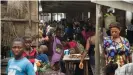  ??  ?? Venta de carne salvaje en un mercado del Congo