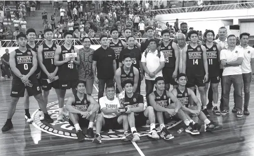  ??  ?? MEMBERS of the National University Bulldogs pose with Vice Mayor Sebastian Duterte along with Atty. Mans Carpio and Presidenti­al Adviser on Sports and SBP-XI Director Glen Escandor during the awarding ceremonies of the 34th Kadayawan sa Dabaw Invitation­al basketball tournament. (Photo by Bing Gonzales)