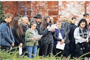  ?? MISERIUS FOTO: UWE ?? Schüler der Montanus-Realschule berichtete­n von den Juden-Deportatio­nen nach Riga. Nele Mai (M.) schlüpfte in die Rolle der Hitdorfer Jüdin Elsa Meier.