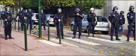  ?? (Photo D. Z.) ?? Comme ici à Hyères, les fonctionna­ires de police sont sollicités depuis plusieurs jours par les mouvements sociaux des lycéens et des Gilets jaunes.