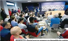  ??  ?? RESPEITO. Plantel marcou presença na despedida do capitão