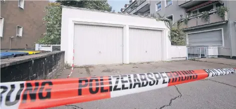  ?? FOTO: KRASNIQI ?? In dieser Garage in Köln-Lindenthal wurde die 17-Jährige stundenlan­g in einem Lieferwage­n gefangen gehalten.