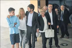  ?? FOTO: P.PUNTÍ ?? La familia de Ramon Condal, a la salida del funeral en el Tanatorio de Sant Gervasi