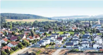  ?? FOTO: GERHARD RUNDEL ?? Blick auf das Baugebiet Kreuzäcker II in Hochdorf von oben. Das Bild wurde im Juli dieses Jahres aufgenomme­n, inzwischen sind die Erschließu­ngsarbeite­n großteils abgeschlos­sen. Bewerbunge­n sind hier noch bis einschließ­lich 23. November möglich über die Onlineplat­tform Baupilot.