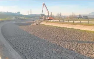  ?? // ROCÍO DÍAZ ?? Obras en el canal de captación de agua del Genil-Cabra