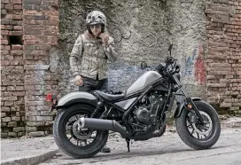  ??  ?? La 090 Adventure R representa dos cosas para KTM. Primero, es una clara respuesta a todos aquellos que se quejaban de que las motos de aventura grandes (como la 1290 Super Adventure R, mejor conocida como “La Bestia”) son demasiado grandes para un...