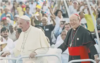  ?? Cubadebate
– Associated Press: Ismael Francisco/ ?? Le pape François arrive pour sa messe à la Place de la Révolution, avec le cardinal cubain Ortega, à La Havane, dimanche.